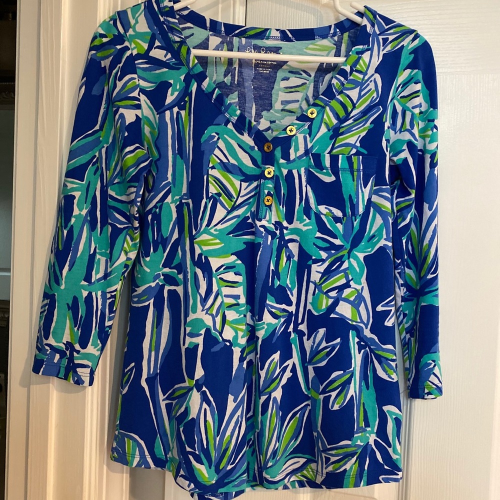 Lilly Pulitzer v-neck shirt